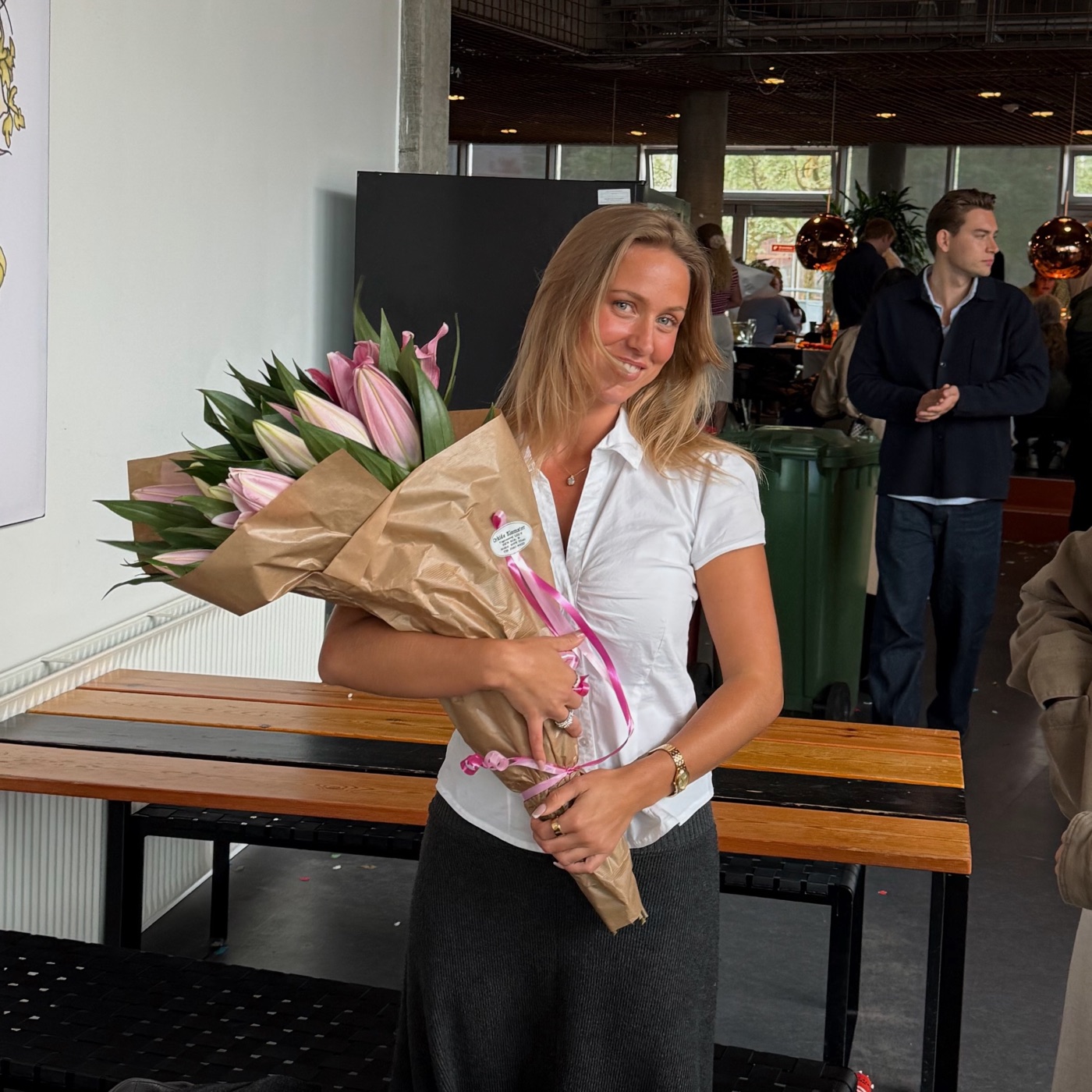Olivia med blomster til dimission