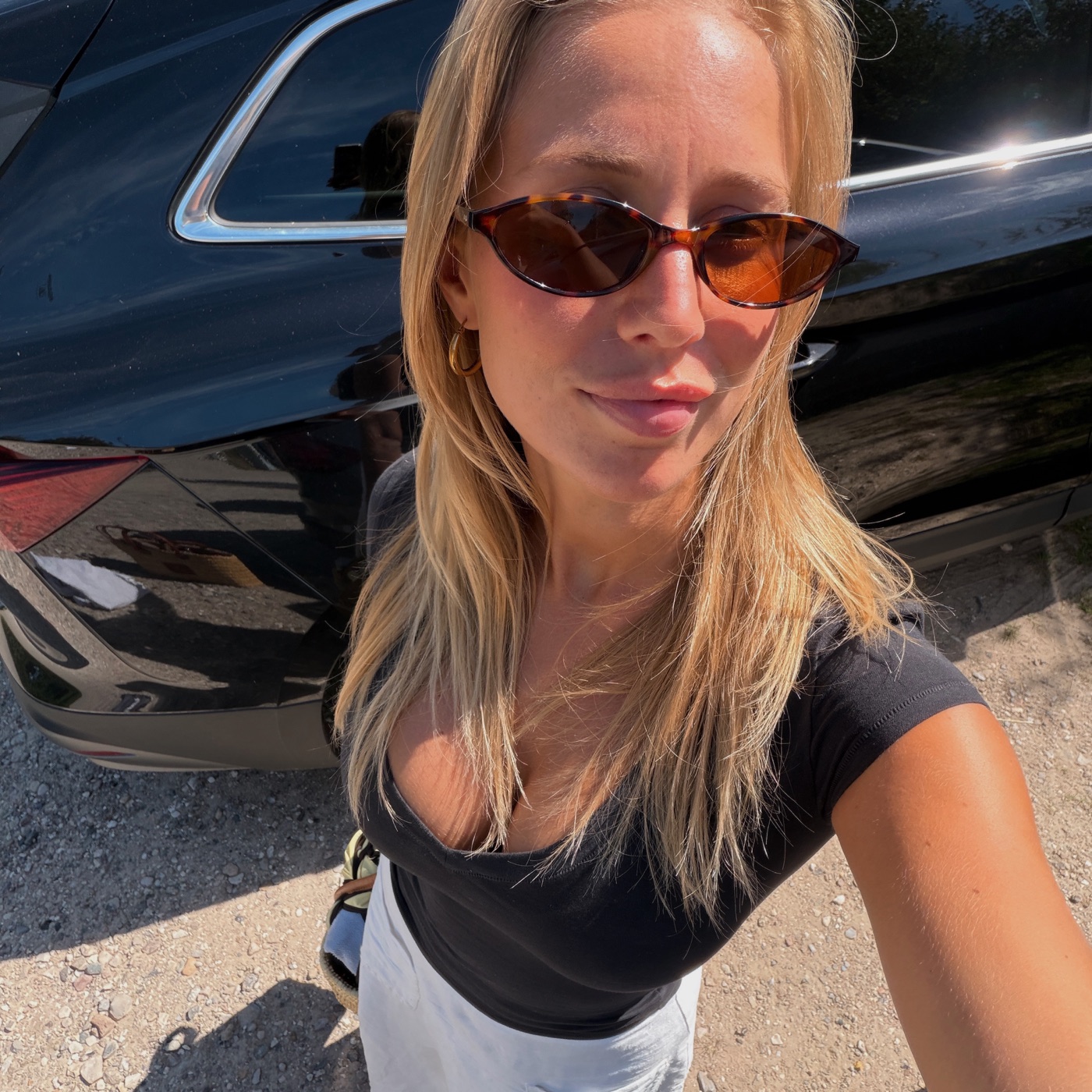 Olivia i solen med solbriller